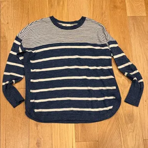 Vineyard Vines Women's Navy and White Striped Sweater‎ small thumbnail 2