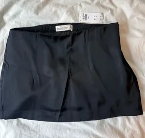 Abercrombie Scarlett Black Silk Mini Skort thumbnail 1
