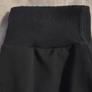 Vuori Black High-Waisted Leggings thumbnail 2
