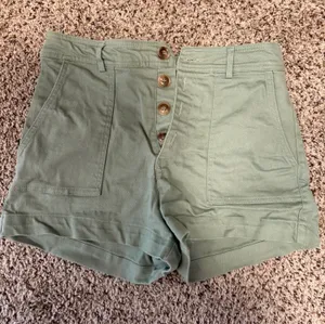 Green shorts Size M thumbnail 1