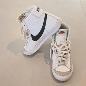 Nike Blazer Mid 77 Woman's Sneakers Size 6Y thumbnail 3