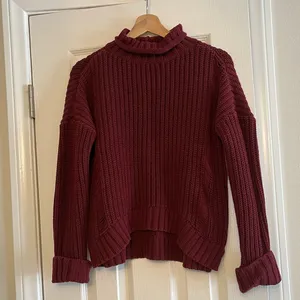 Express Maroon Turtleneck Sweater. In good Condition. Soft & Cozy. Size S. thumbnail 2