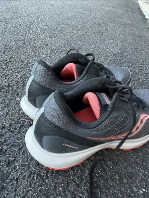 Saucony Women’s Gray and Pink Mesh Running Sneakers thumbnail 4
