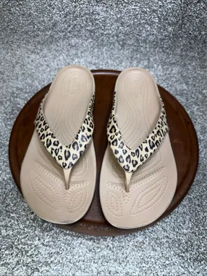 Crocs women’s leopard print flip flops size 9 thumbnail 2
