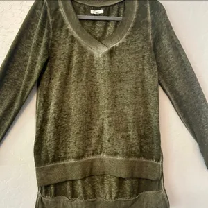 ⭐️Abound green vintage looking high low long sleeve vneck sweater size XS thumbnail 2