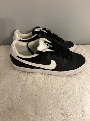 Black Nike sneakers  thumbnail 4