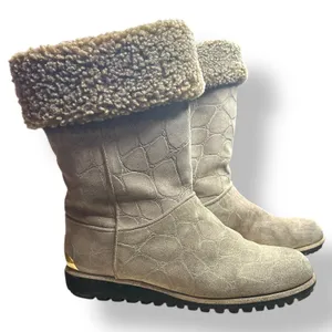 Stuart Weitzman Suede Shearling Lined Winter Boots‎ Taupe Croc Embossed Size 7.5 thumbnail 3