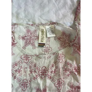 Mimi Chica Soho Sharkbite Tunic – Pink Paisley Lace Trim – Size M thumbnail 5