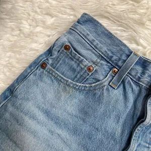 LEVI'S 501 MEDIUM WASH BLUE DENIM SHORTS BUTTON FLY HIGH RISE CASUAL BASIC Y2K thumbnail 2