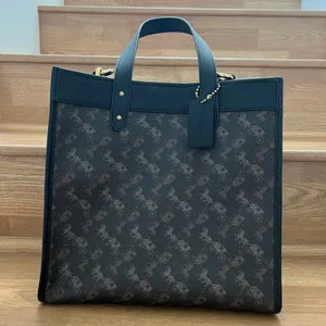 Field Tote 30 With Horse And Carriage Print thumbnail 1