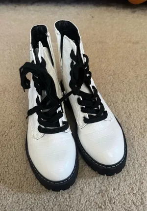 Sugar white boots Size 7 thumbnail 1