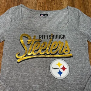 NFL Team Apparel‎ Pittsburgh Steelers Grey Shimmer Gold Foil Graphic Top Women M thumbnail 2