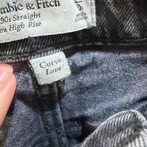 Abercrombie & Fitch 90s Straight Curve Love Ultra High Rise Black Jeans Size 25 thumbnail 4
