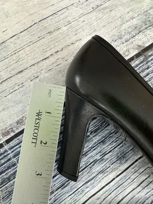 Vintage Gucci Black Leather Mid-Heel Pumps with Gold Monogram Accent thumbnail 8