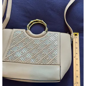 Liz Claiborne Beige Saffiano Crossbody Bag Bamboo Handle Geometric Metallic thumbnail 5