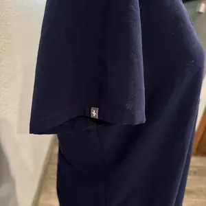 Like new by figs Casma Three-Pocket Scrub Top™ Navy Blue Women's V-Neck Top thumbnail 5