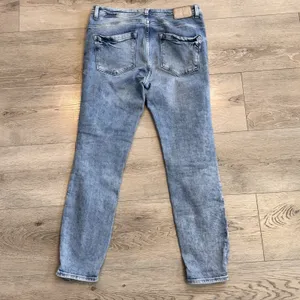 Zara Trafaluc Jeans Denim Makers High Rise‎ Straight 6 or 28 Regular Distressed thumbnail 2