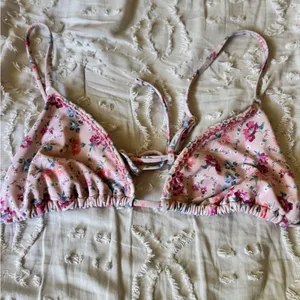 Hollister Size S/M Pink Floral Triangle Bikini Set thumbnail 3