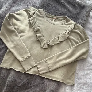 EUC Women’s Free People ooh la Ruffled Sweatshirt Size M Vintage Olive thumbnail 1