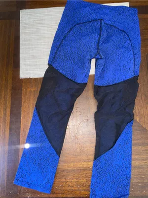 Lululemon Women’s Size 4 Blue Black Cropped Capri Leggings Colorblock Athletic thumbnail 1