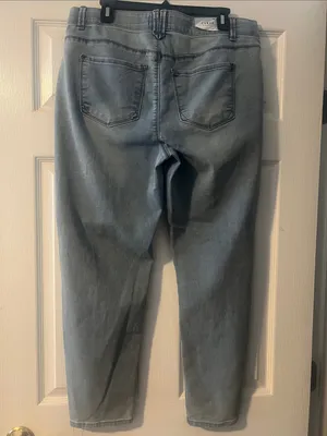 Straight Leg Women's Jeans in Light Blue Wash thumbnail 4