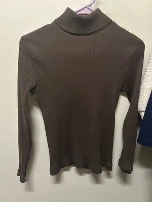 Brown longsleeve turtleneck Size M thumbnail 1