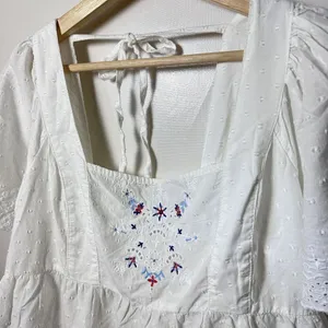 Old Navy Top Womens Med Peasant Eyelet White Blue Embroidery Boho Tie Back New thumbnail 2