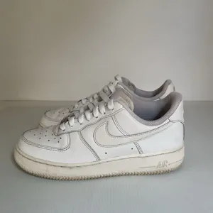 Nike Air Force 1 ’07 White Women’s Size 8 Leather Sneakers DD8959-100 thumbnail 4