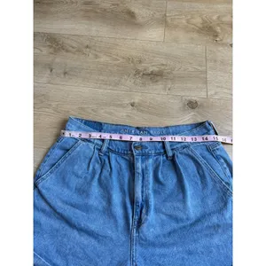 EUC American Eagle Mom Shorts Women's Size 8 High Rise Cuffed Denim Jean Pleated thumbnail 7