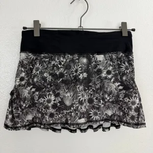Lululemon Skort Womens 2 Black White Floral Ruffle Pace Setter Skirt thumbnail 2