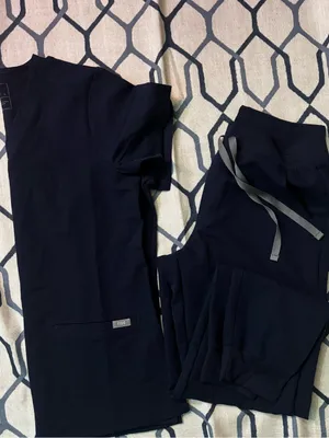 Figs Navy Scrub Set/ Zamora Joggers/ Casma top/ size small NWOT thumbnail 3