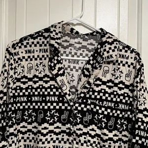 Victorias Secret Pink Womens Pajama Top Medium Black White Peace Sign Motif NWOT thumbnail 4