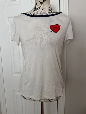 American Eagle Soft & Sexy graphic tee White Tee Red Heart Patch Sz M thumbnail 1