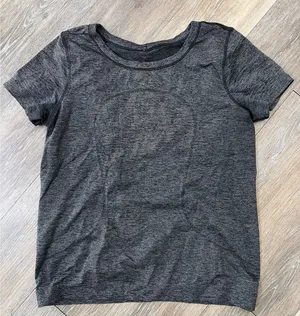 Lululemon Gray Short Sleeve Athletic Top Womens Seamless Workout Tee Size 8 thumbnail 1