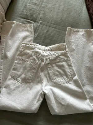 H&M High-Waisted Jeans thumbnail 5