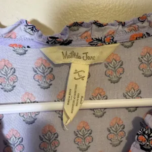 Matilda Jane Women Purple‎ Floral Print Pleated V-Neck Rayon Blouse Size Large thumbnail 2
