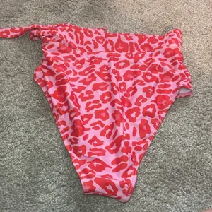 Dokotoo kiss high waisted swim bottoms size Medium hot pink kisses thumbnail 7