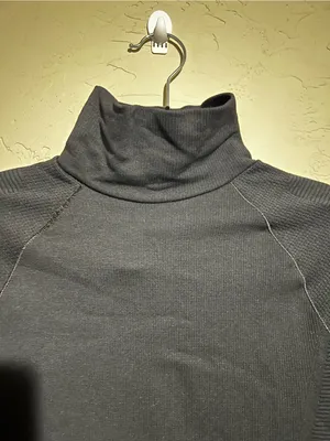 Athleta Take The‎ Heat Black Performance Turtleneck Athletic Top thumbnail 3