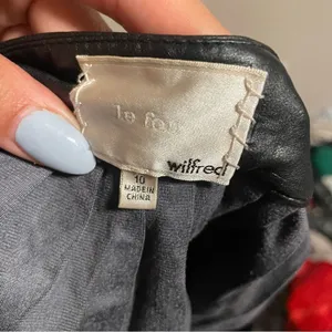 Aritzia Wilfred Le Fou Pleated Vegan Leather Skirt Black- Size 10 thumbnail 6