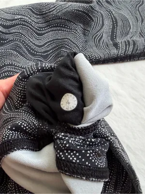 Lululemon Wunder Under Crop Leggings Size 4 Black White‎ Wave Print thumbnail 5