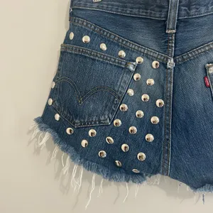 Levi’s Studded 501 Distressed Jean Shorts Sz 33 thumbnail 6