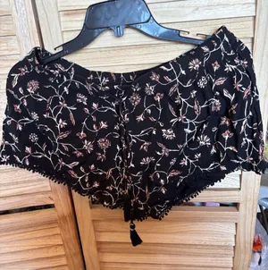 FINAL MARKDOWN Amuse Society Black Floral Lined Drawstring Pom-Pom Shorts Medium thumbnail 1