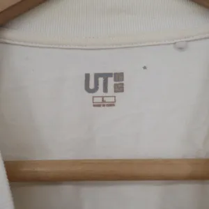 Uniqlo UT The Devil Wears Prada Graphic T-Shirt Cream Large Anne Hathaway Movie thumbnail 2