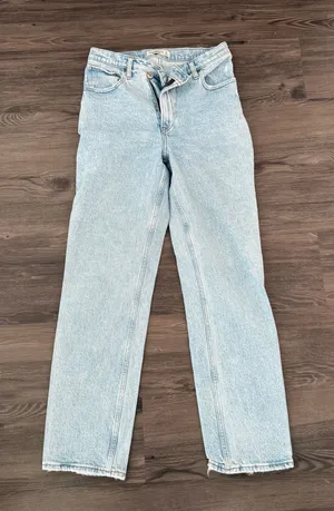 Abercrombie The ’90s Straight Ultra High Rise Light Wash Jeans Size 28/6 thumbnail 1