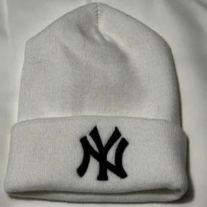 T302. New York Yankees white beanie thumbnail 2
