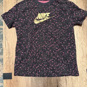 Nike Leopard Print Graphic Tee Pink Black Loose Fit Medium thumbnail 1