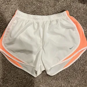 Womens large Nike athletic running shorts thumbnail 1