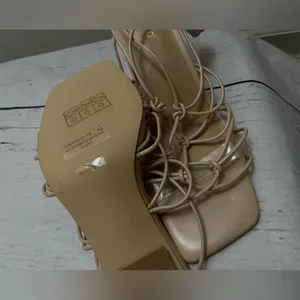 NWT designer strappy heels Tan Size 8.5 thumbnail 7