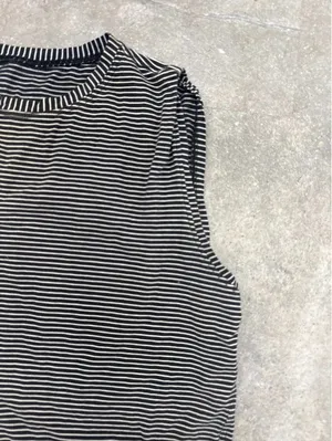 Women’s size medium athletic top Black thumbnail 2