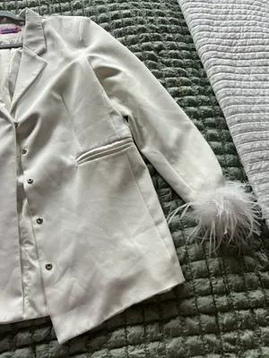 Edikted White feathered blazer with button-up front and pockets #glamour #party #festival thumbnail 3